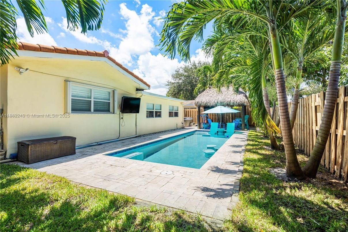 Exterior, Pool