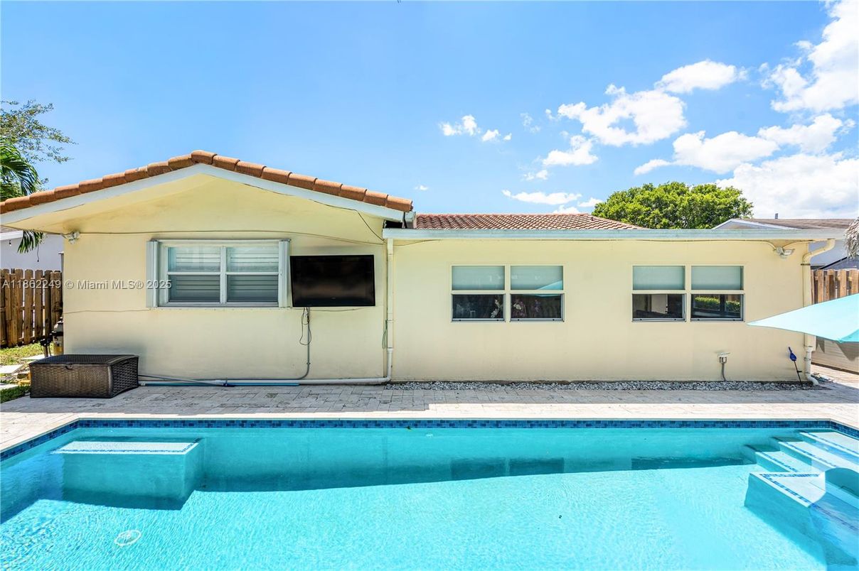 Exterior, Pool
