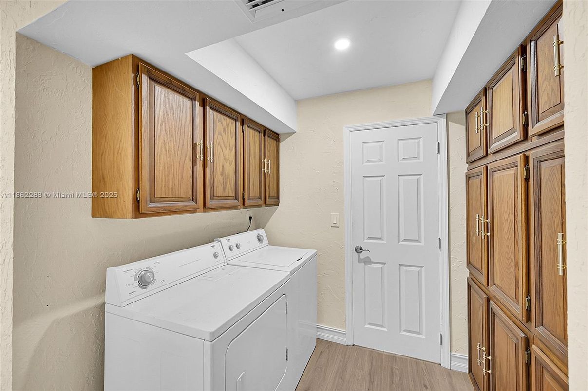 Interior, Recessed Lighting, Washer, Wood Texture Flooring
