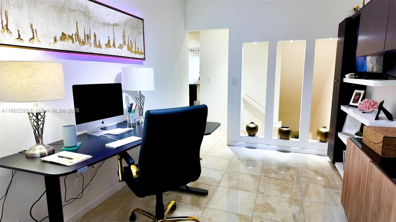 Home Office, Interior
