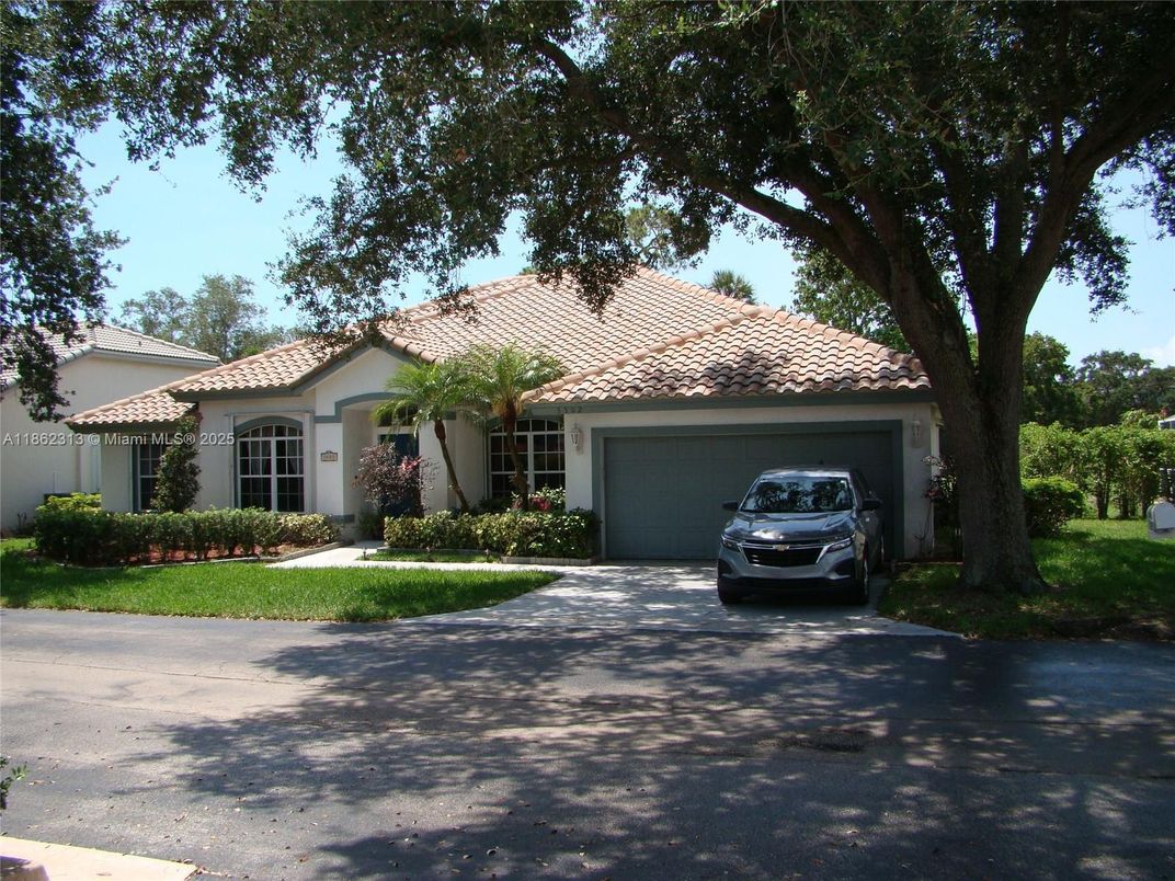 Attached, Exterior, Facade, Spanish Mediterranean