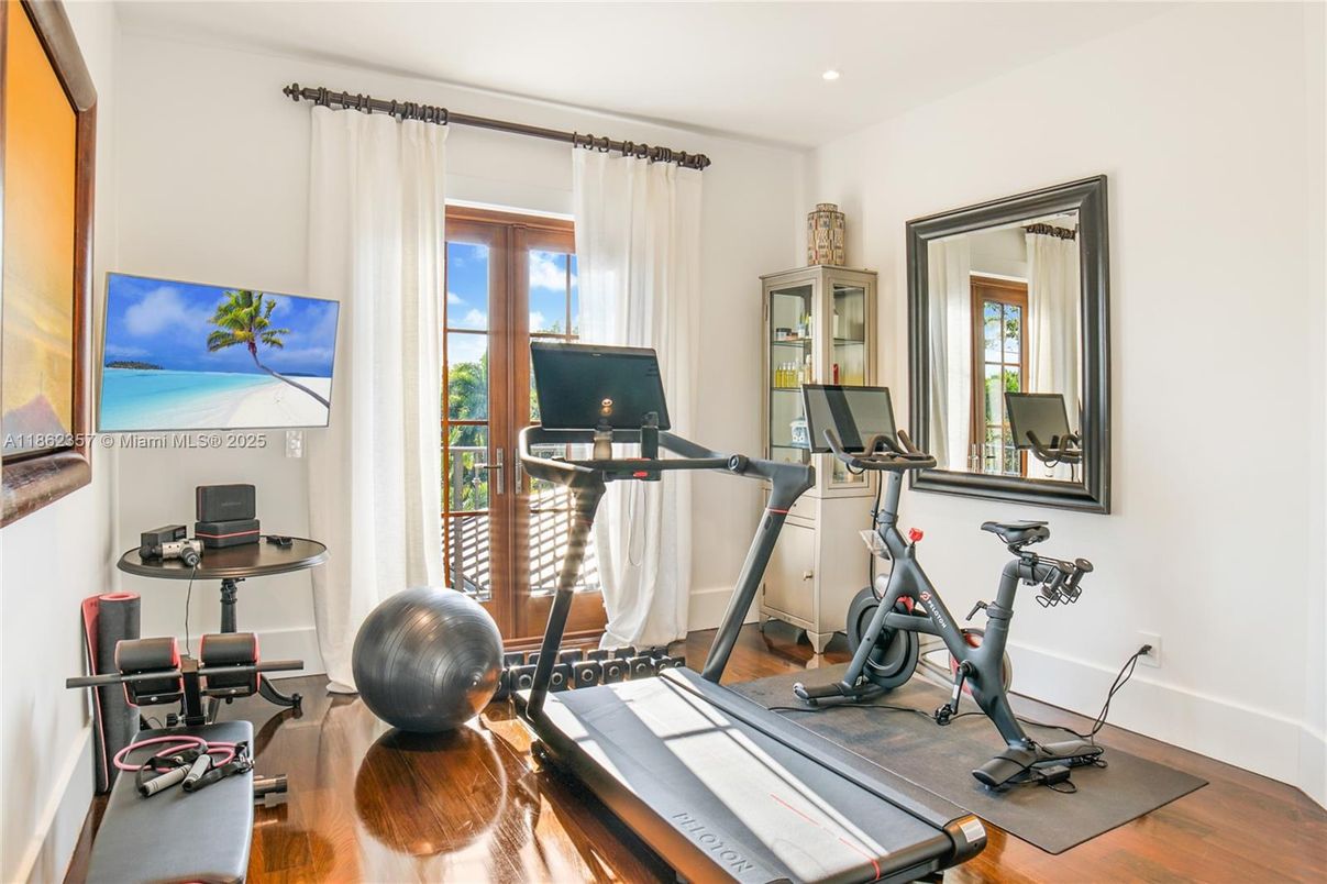 Fitness Equipment, Interior, Recessed Lighting, Wood Texture Flooring