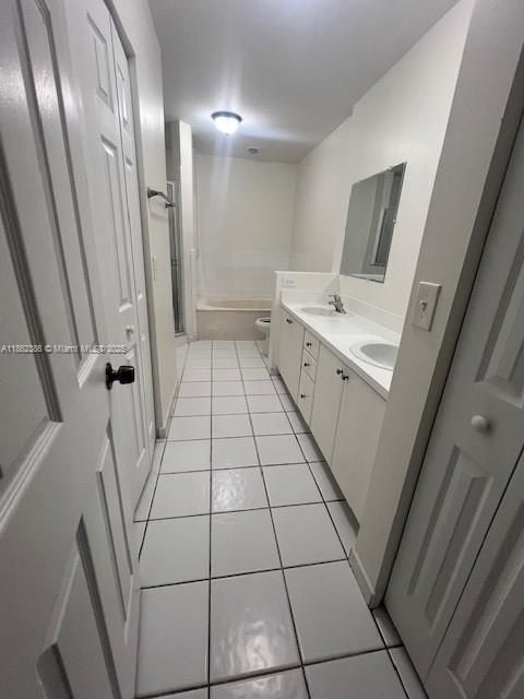 Bathroom, Dual Sink Vanities, Interior