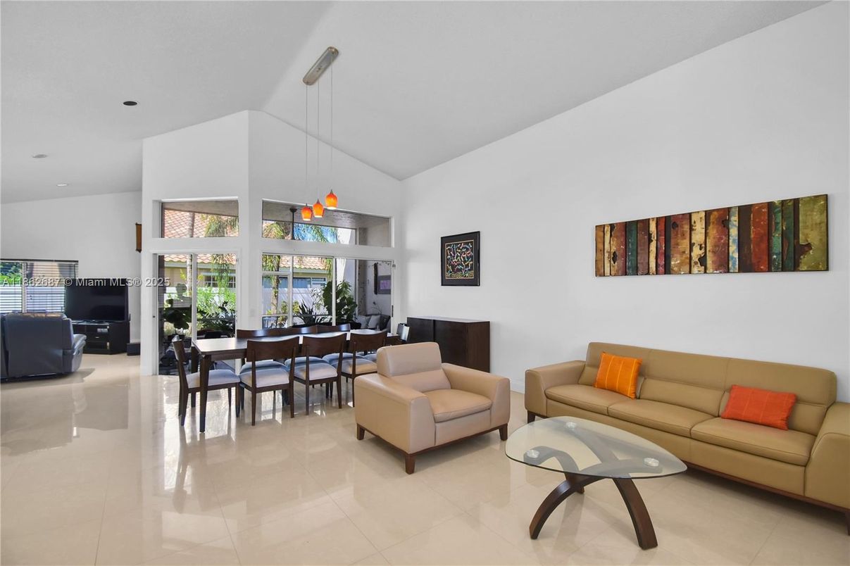 Dining room, Interior, Living room, Pendant Lights, Recessed Lighting