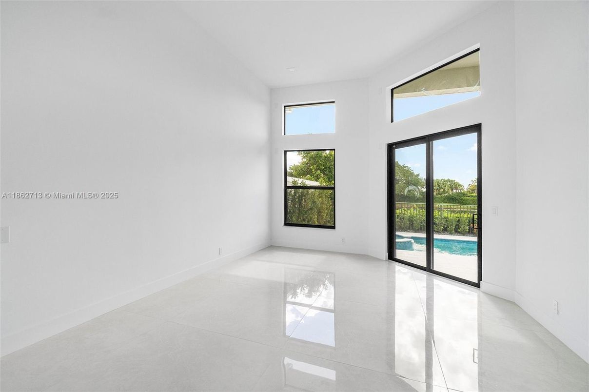 Empty room, Interior
