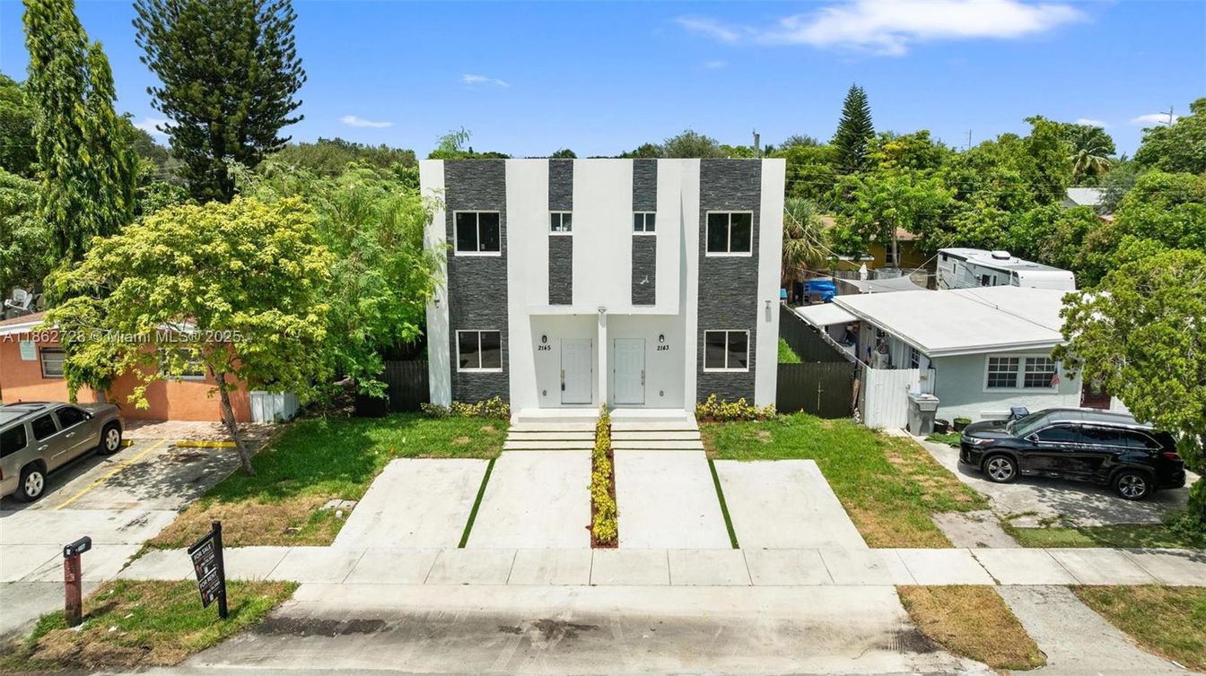 Exterior, Facade, Rowhouse