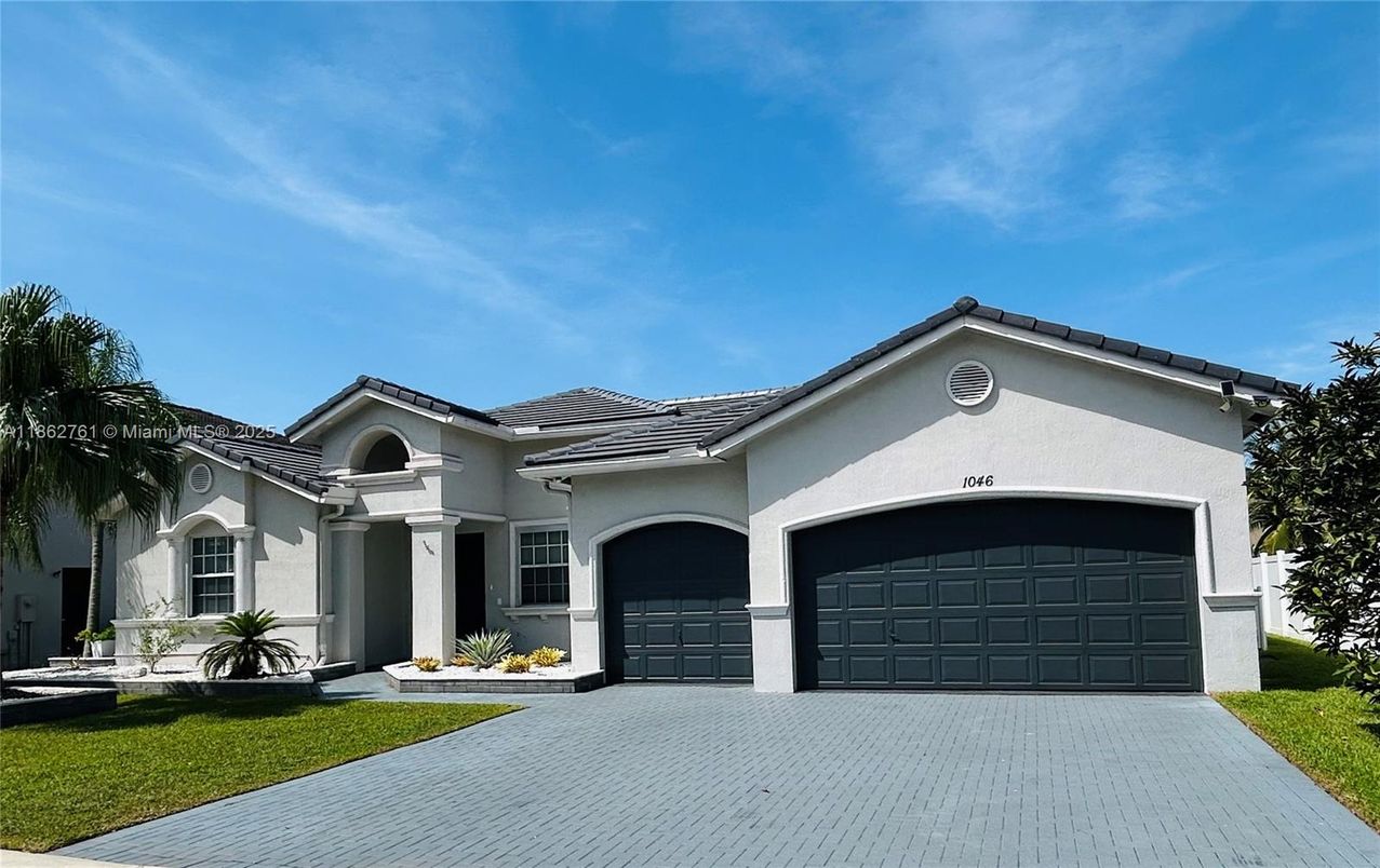 Attached, Exterior, Facade, Mediterranean