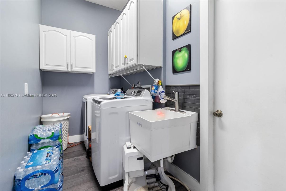 Interior, Washer, Wood Texture Flooring