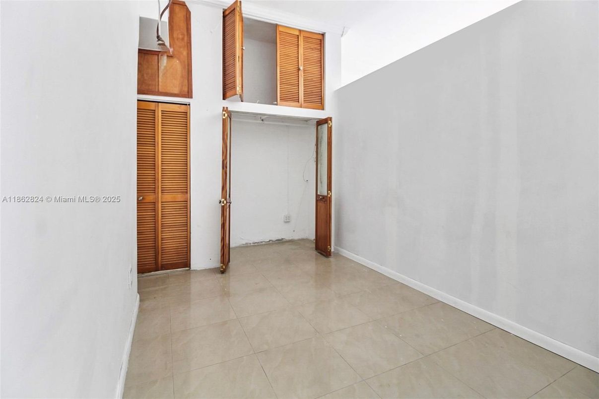 Empty room, Interior
