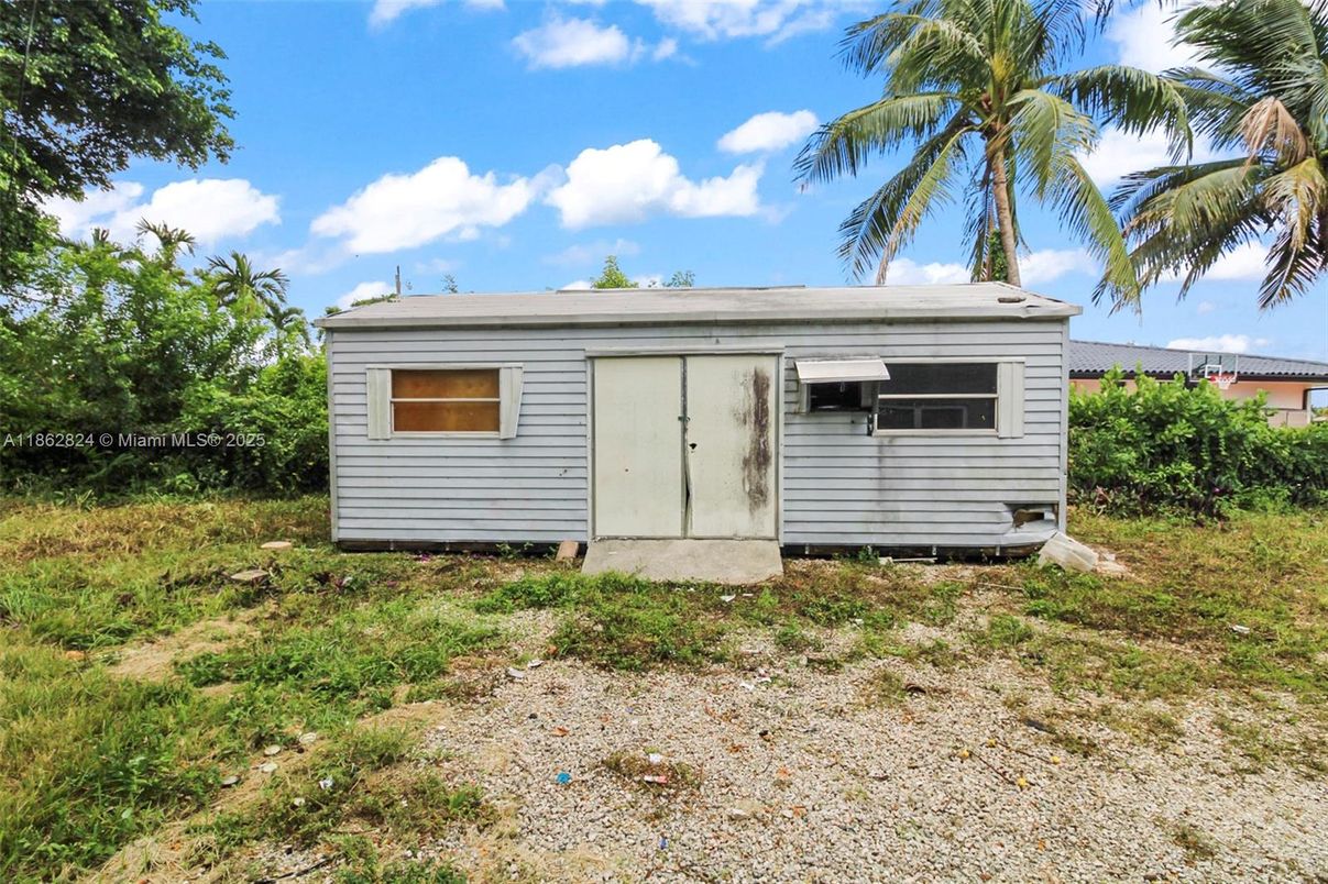 Backyard, Exterior