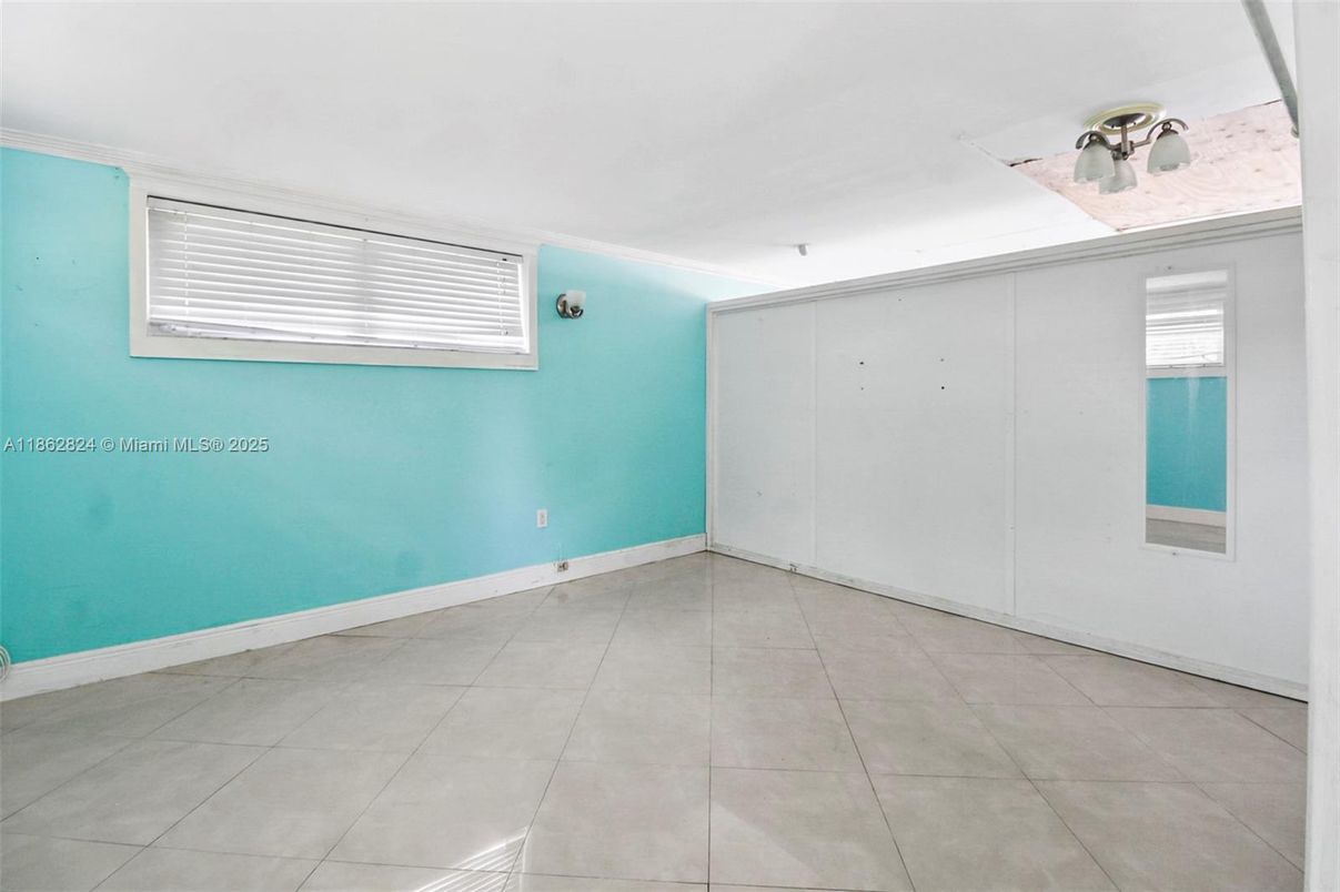 Empty room, Interior