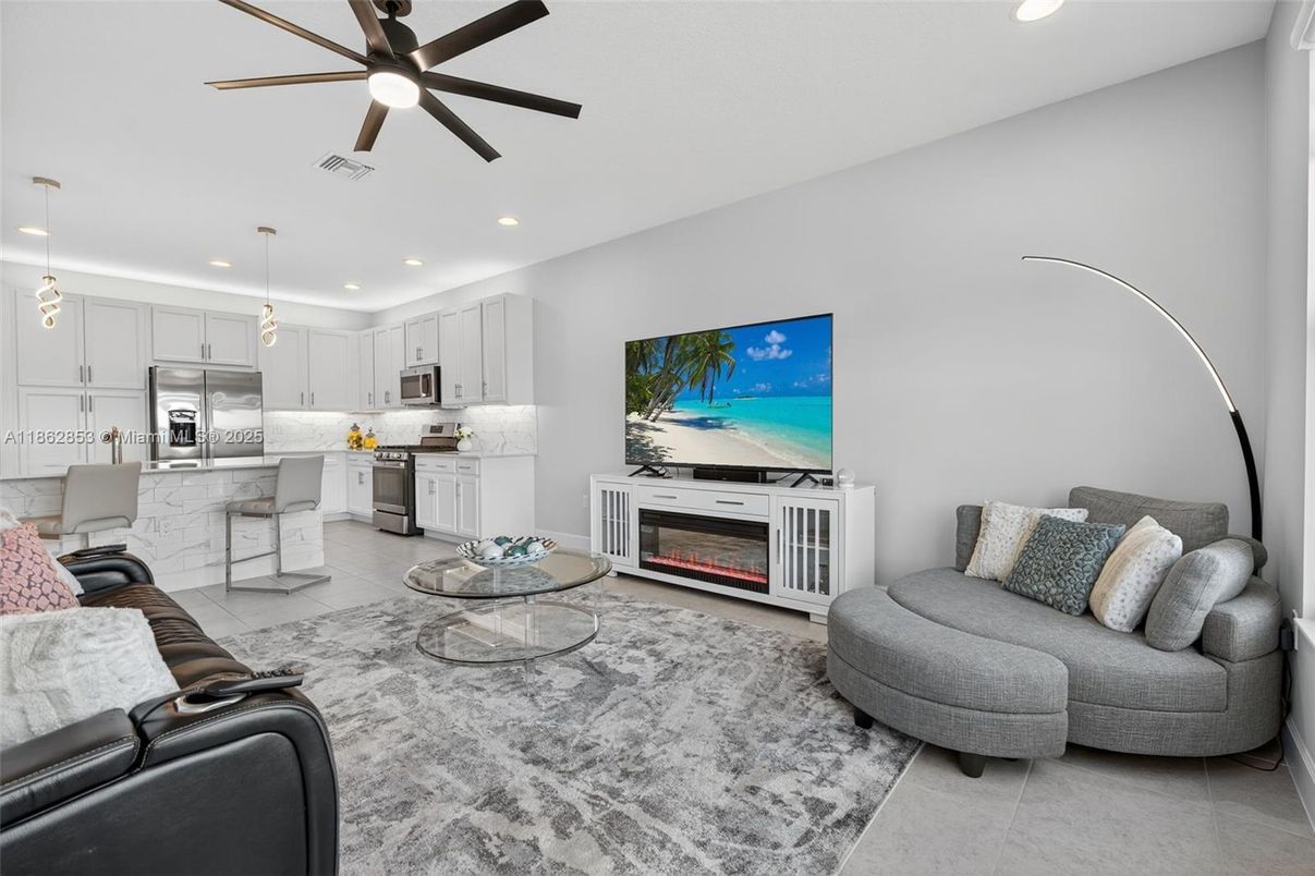 Interior, Kitchen, Living room, Pendant Lights, Recessed Lighting, Stainless Steel Appliances