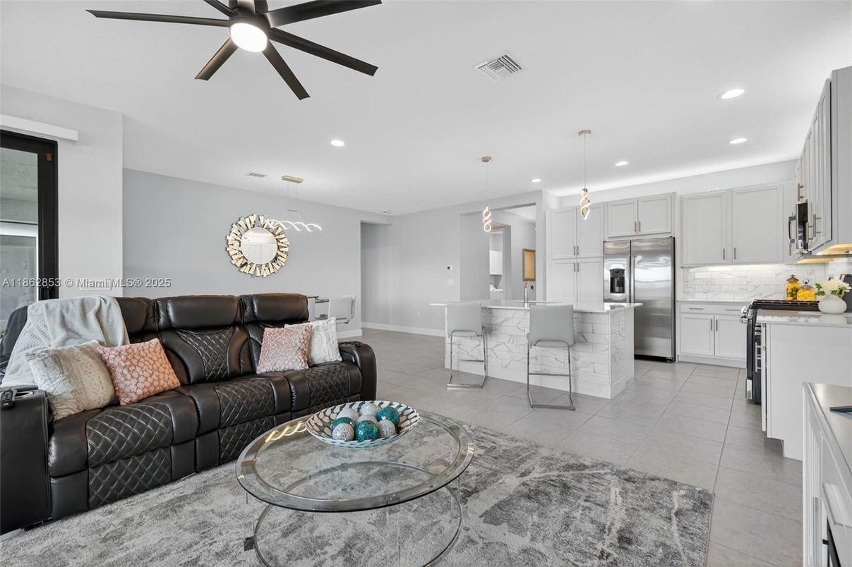 Interior, Kitchen, Living room, Pendant Lights, Recessed Lighting, Stainless Steel Appliances