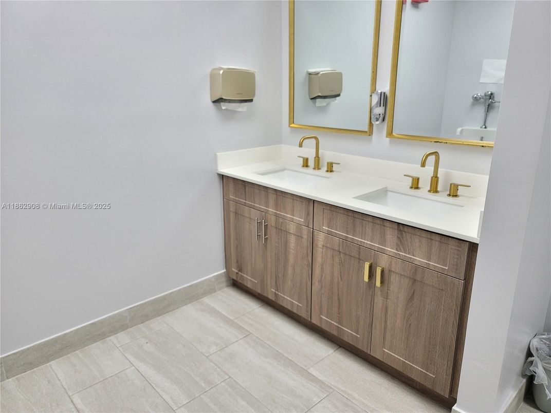 Bathroom, Dual Sink Vanities, Interior