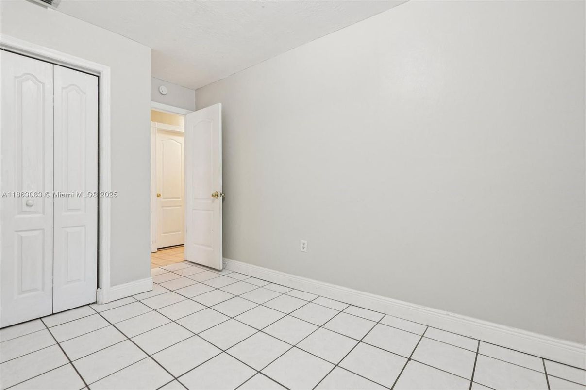 Empty room, Interior