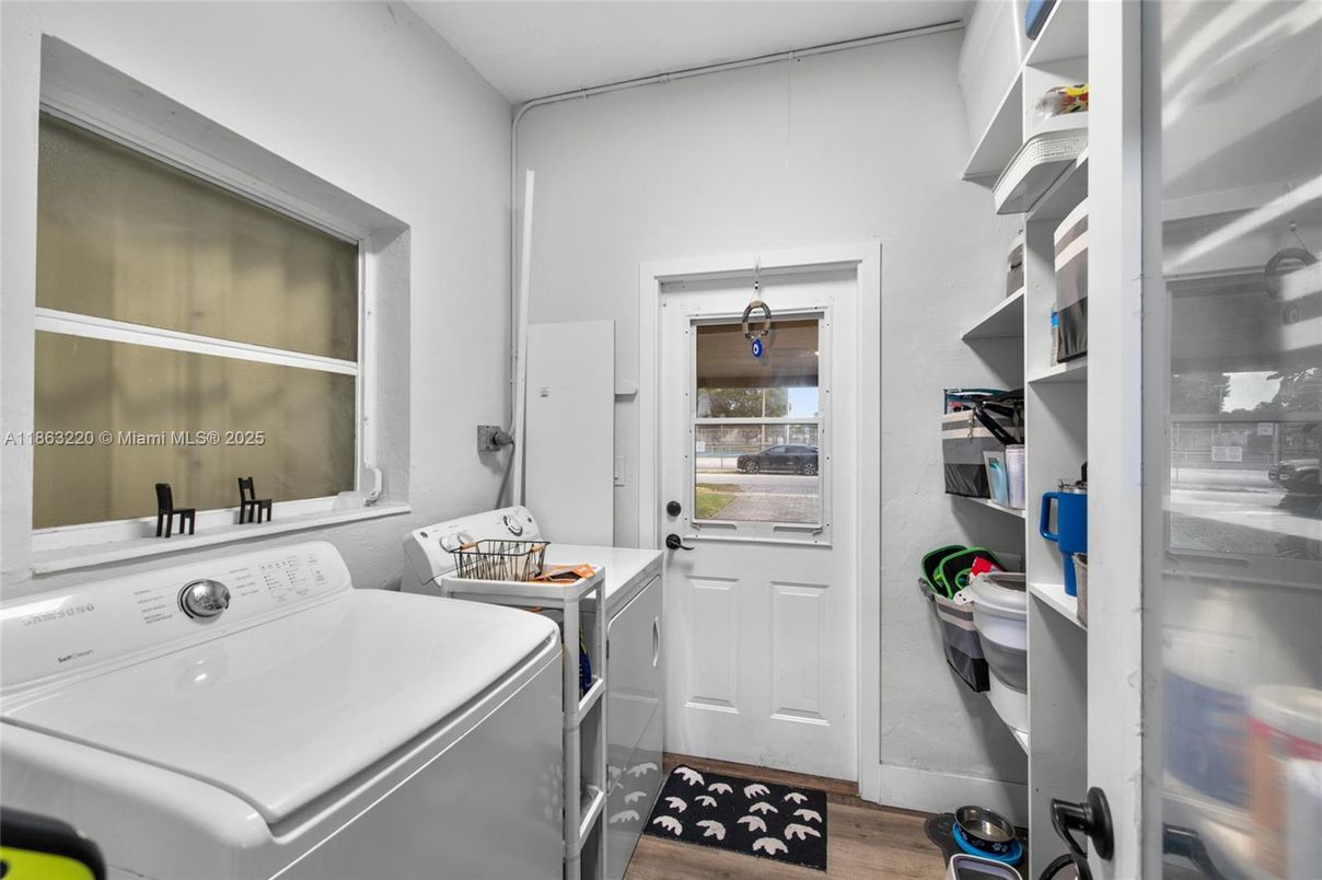 Interior, Washer, Wood Texture Flooring