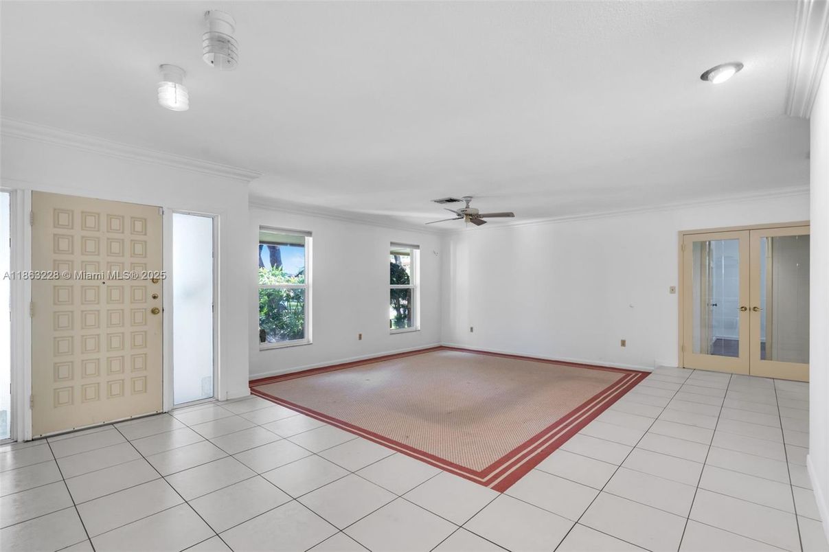 Empty room, Interior