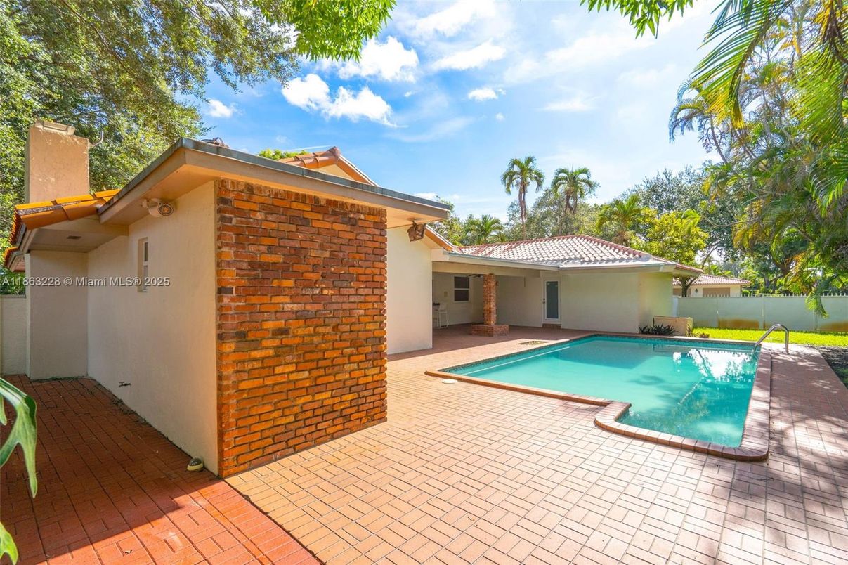 Exterior, Pool