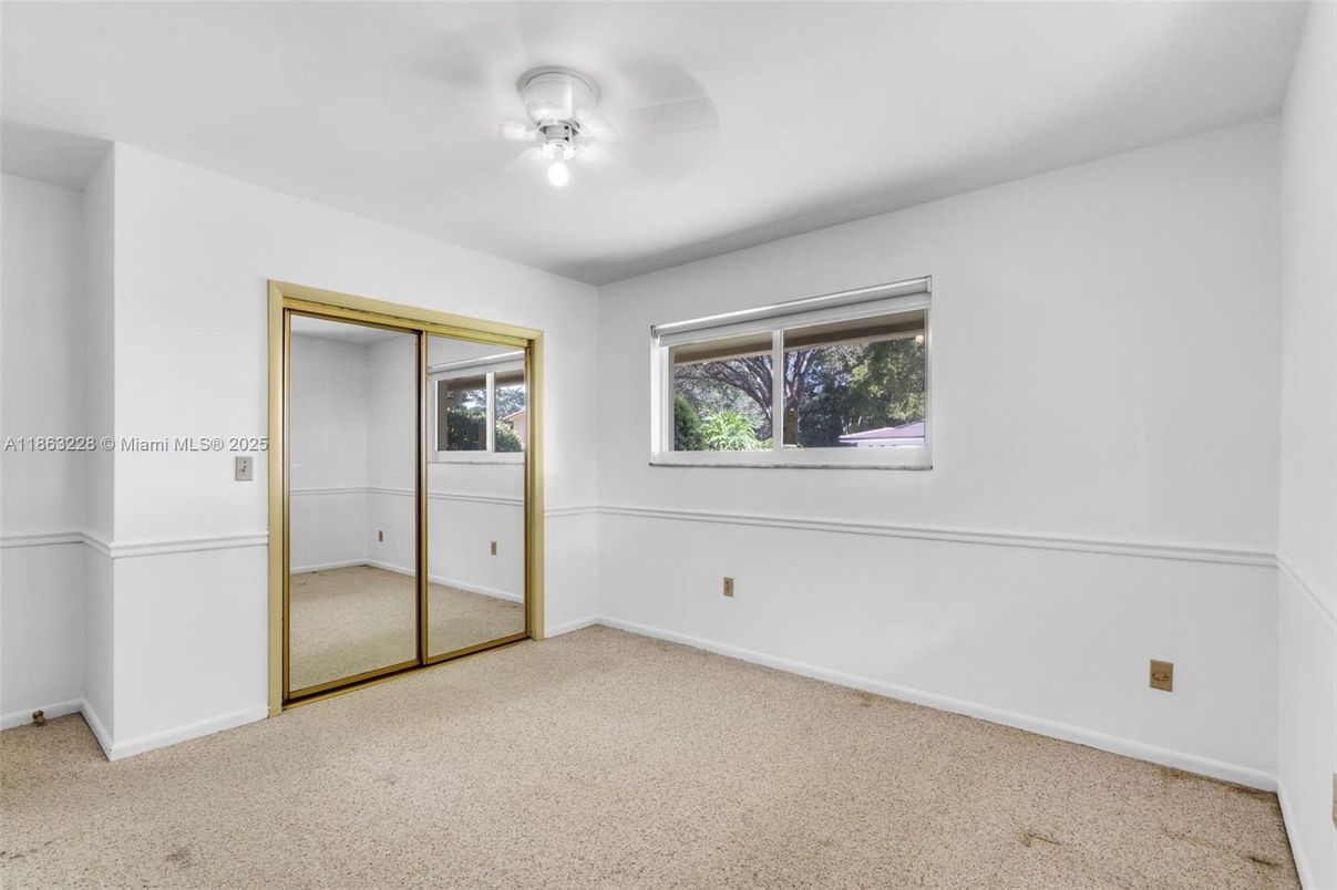 Empty room, Interior