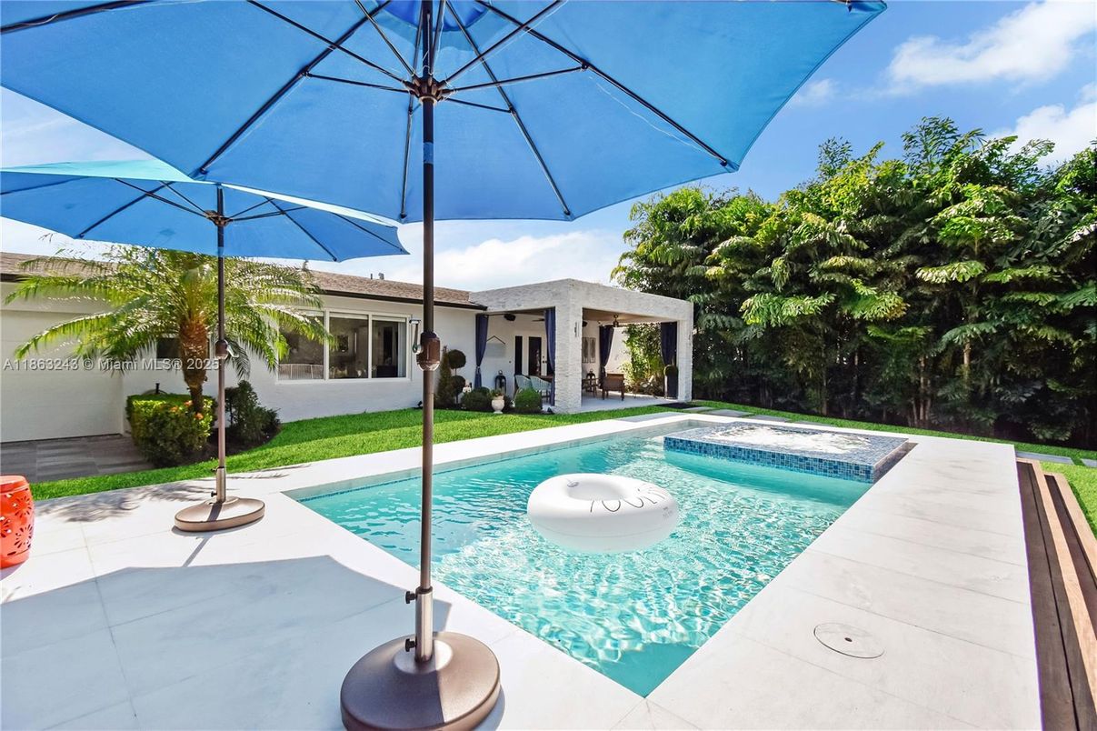 Exterior, Pool