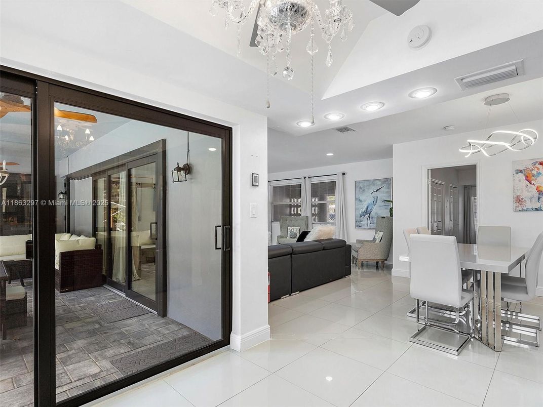 Dining room, Interior, Pendant Lights, Recessed Lighting