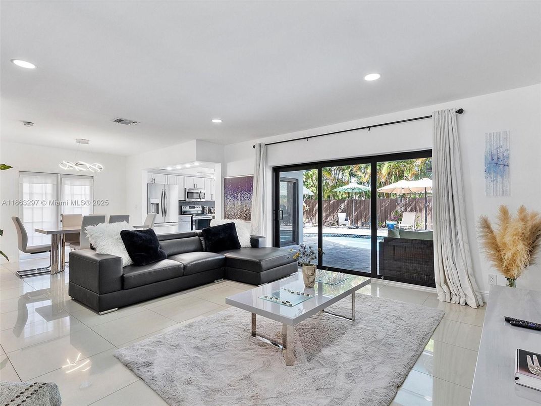 Dining room, Interior, Kitchen, Living room, Pendant Lights, Recessed Lighting, Stainless Steel Appliances