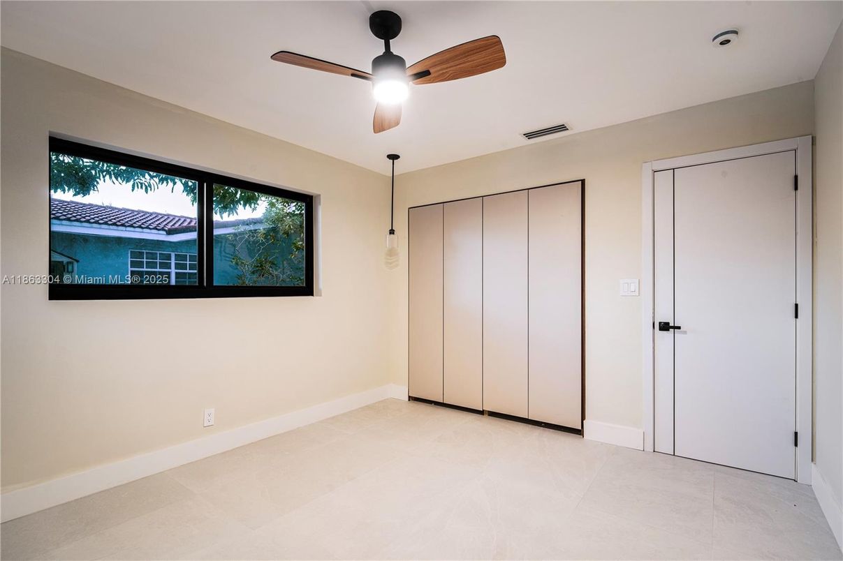Empty room, Interior