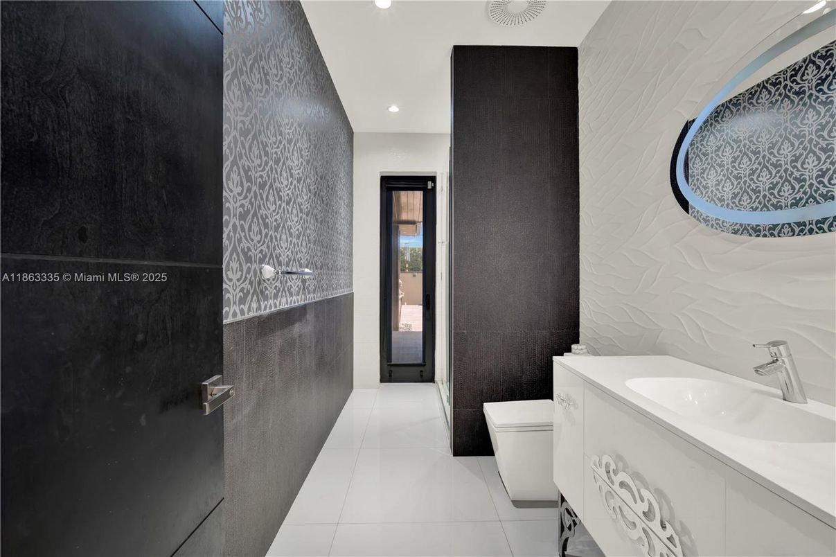 Bathroom, Interior, Recessed Lighting