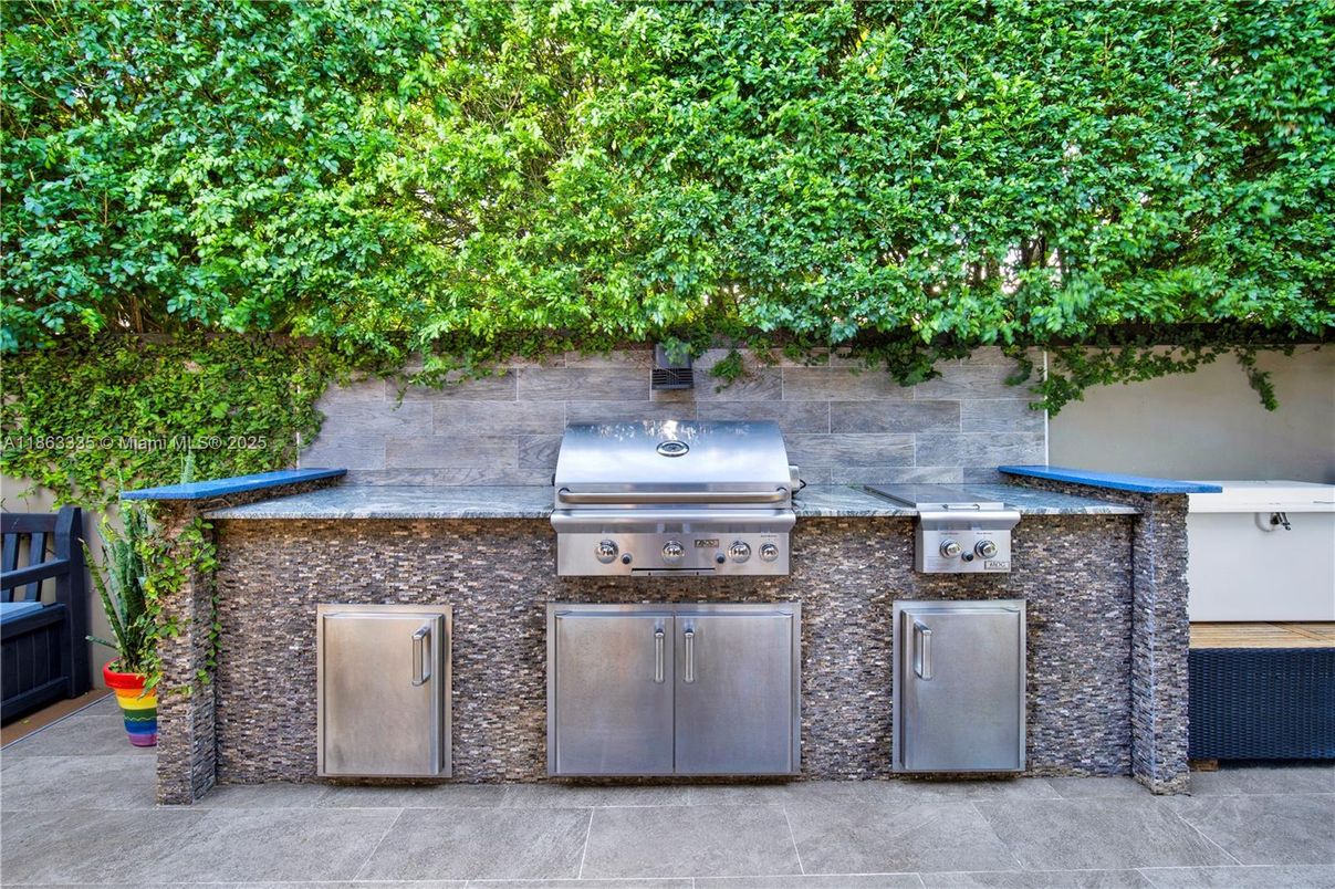 Exterior, Outdoor Kitchen