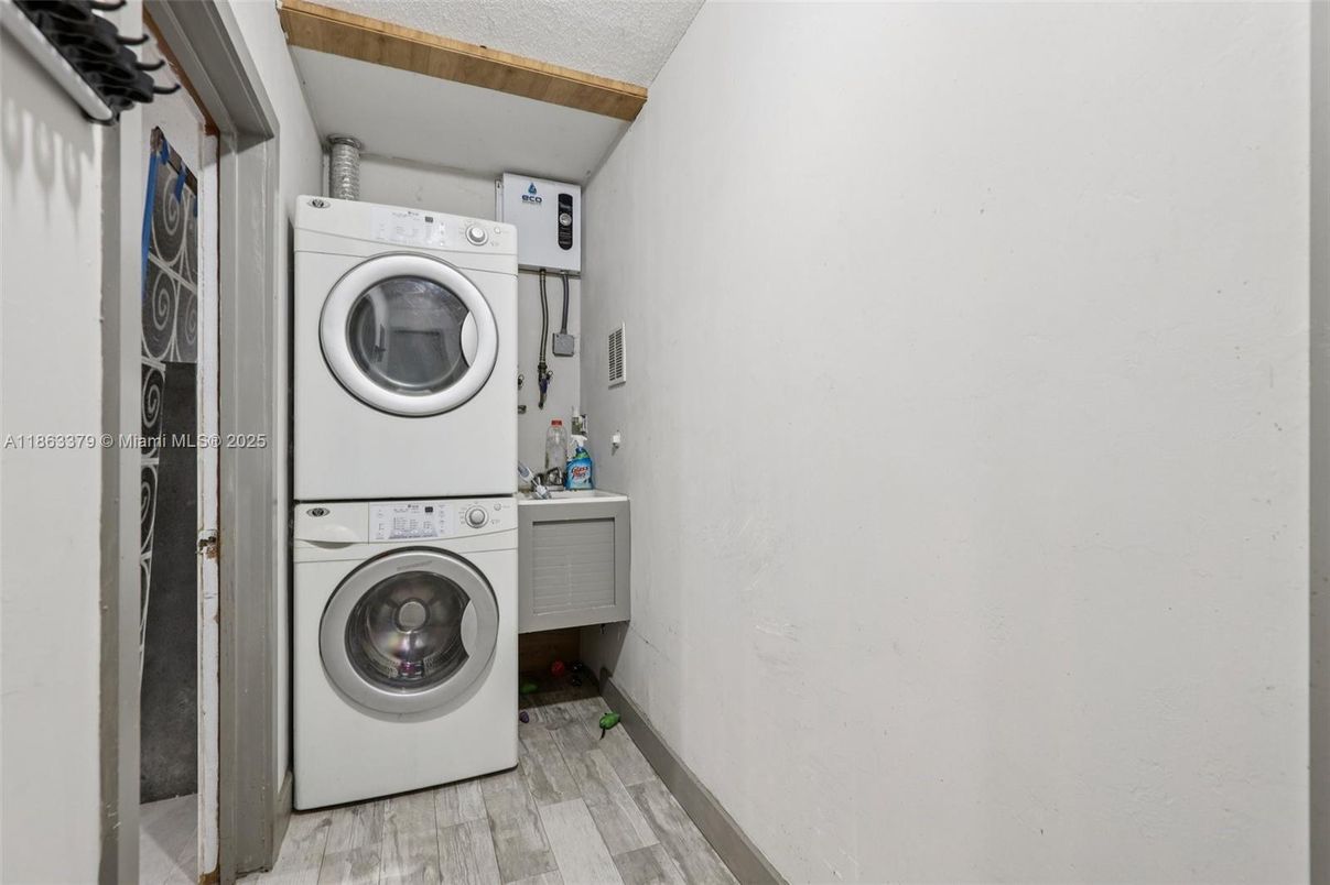 Interior, Utility Closets, Washer, Wood Texture Flooring