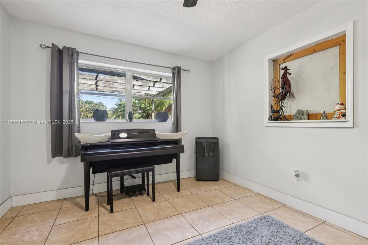 Interior, Piano