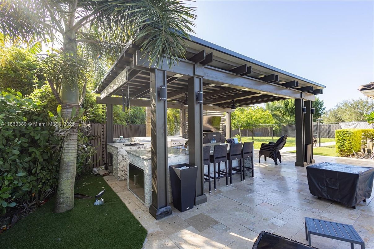 Exterior, Hot Tub, Outdoor Kitchen