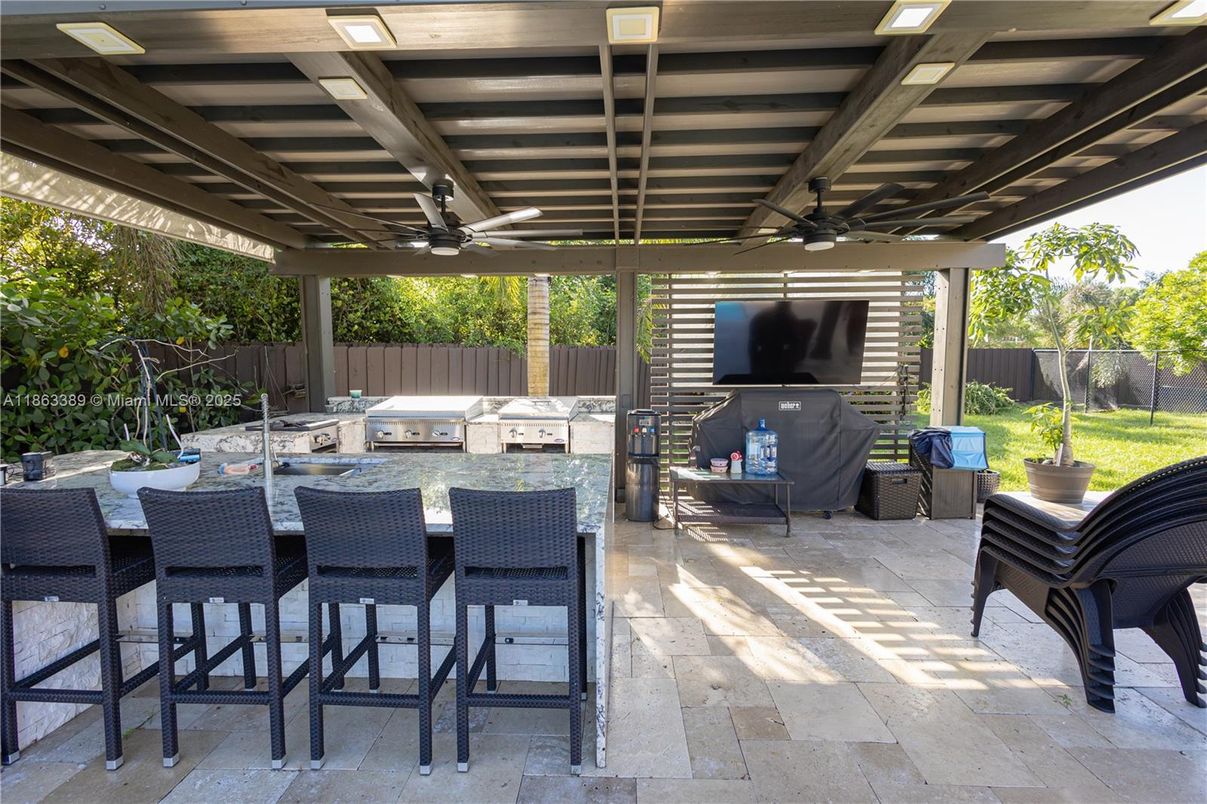 Exterior, Outdoor Kitchen