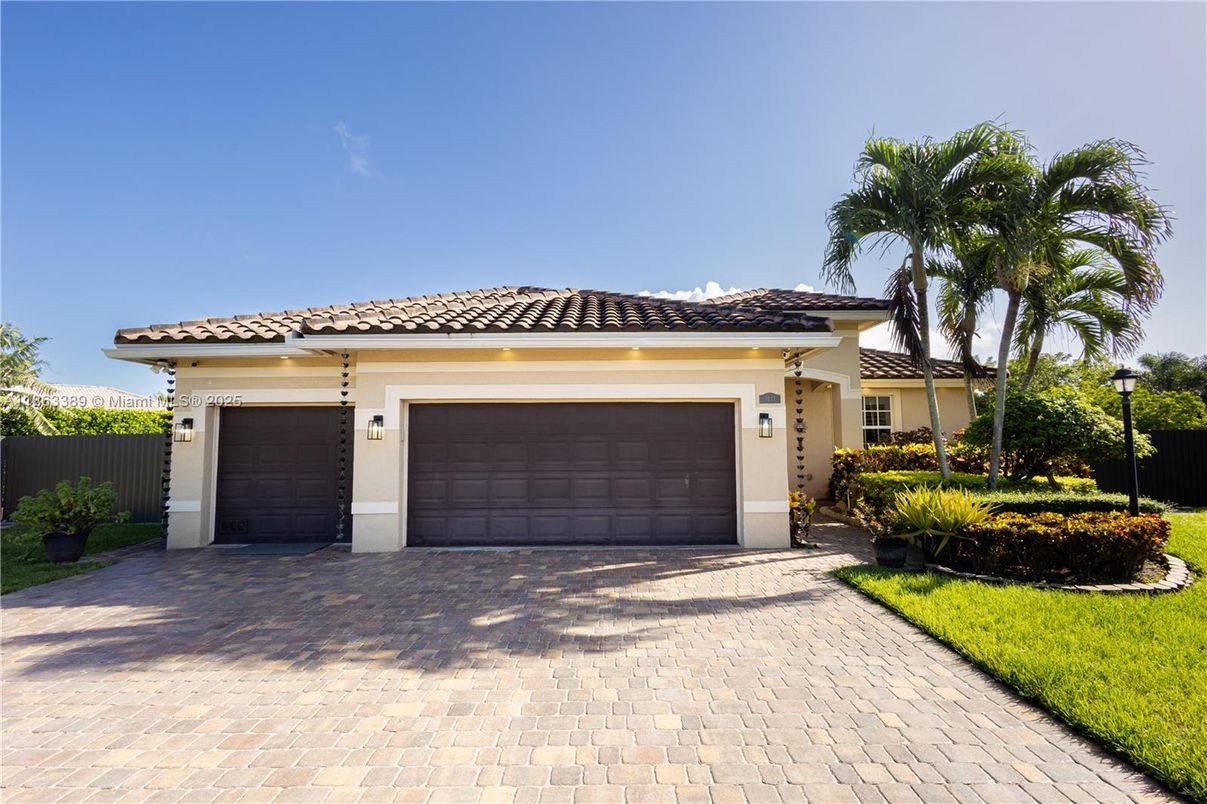Attached, Exterior, Facade, Mediterranean