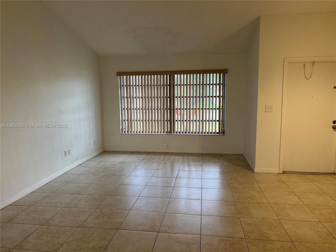 Empty room, Interior