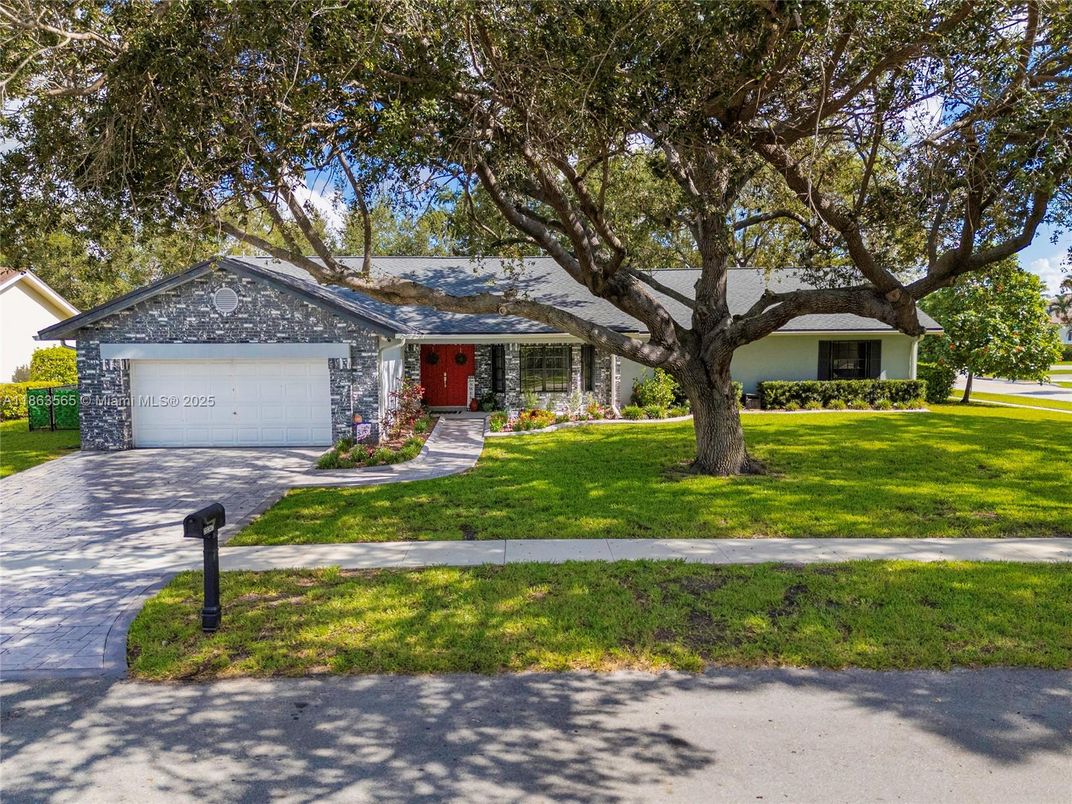 Attached, Exterior, Facade, Ranch