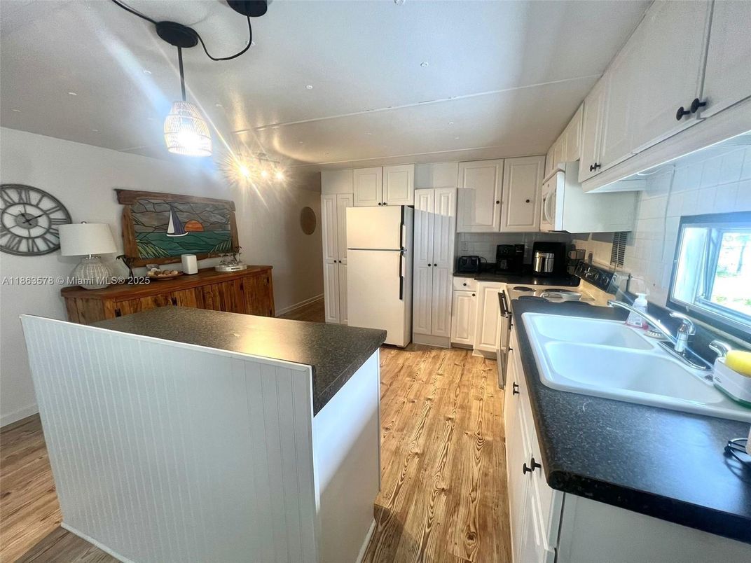 Interior, Kitchen, Pendant Lights, Wood Texture Flooring
