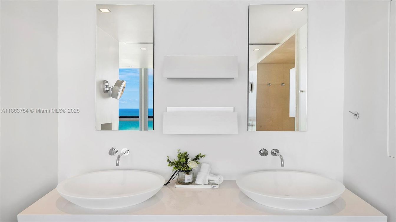 Bathroom, Interior, Recessed Lighting