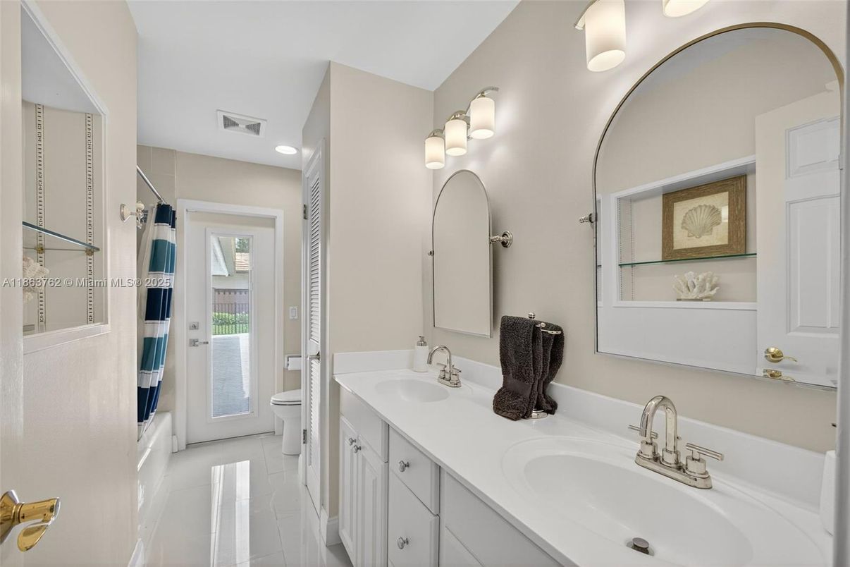 Bathroom, Dual Sink Vanities, Interior, Recessed Lighting