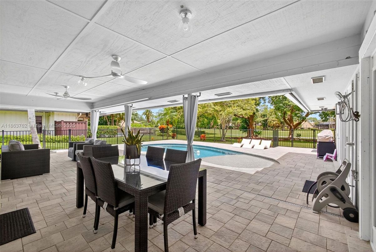 Dining room, Exterior, Pool