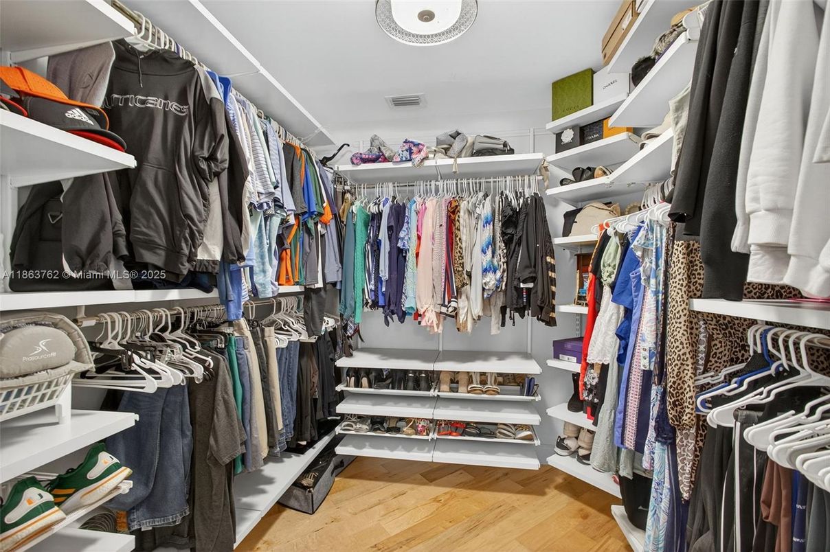 Interior, Walk-in Closets, Wood Texture Flooring