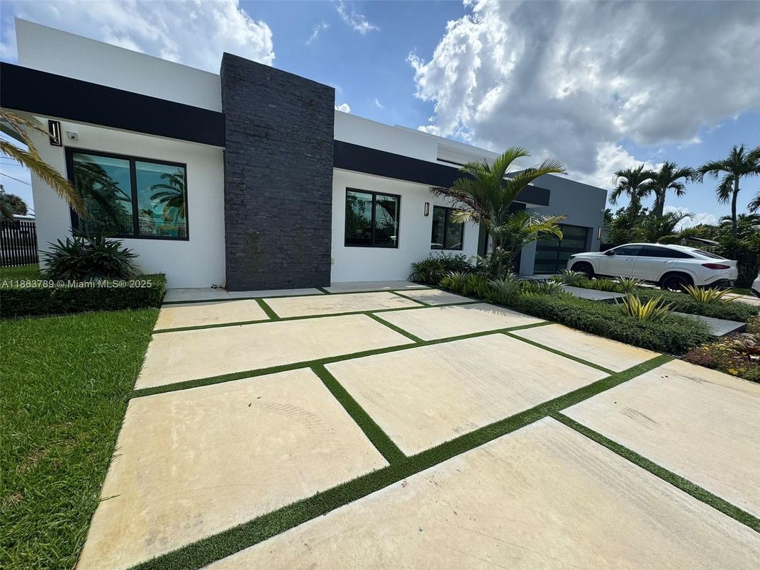 Exterior, Facade, Modern