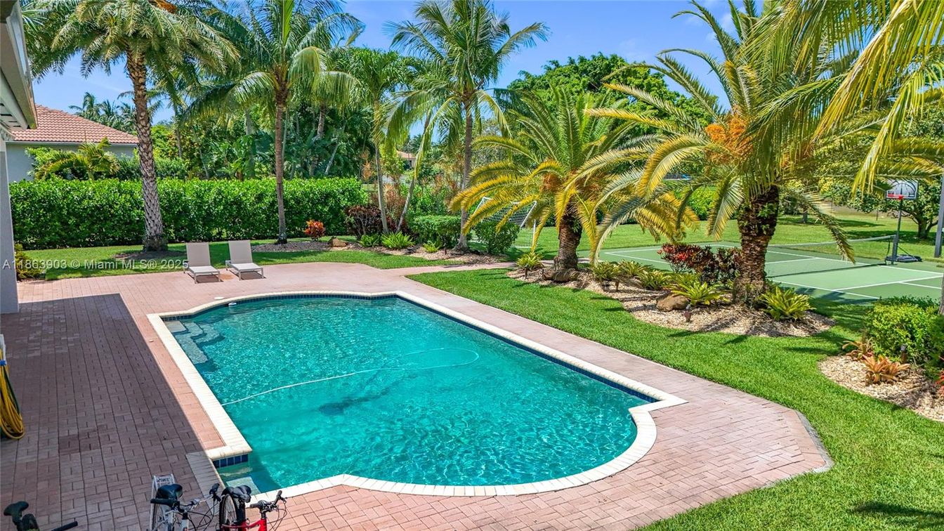 Exterior, Pool