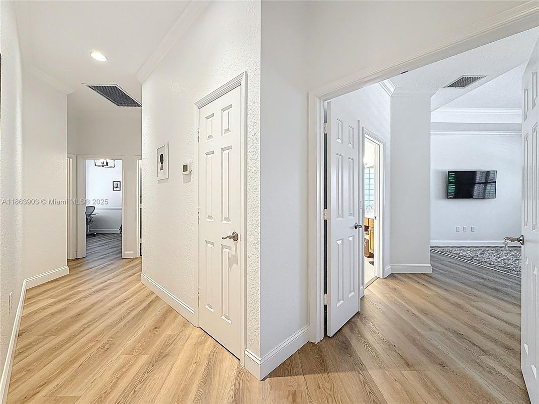 Interior, Recessed Lighting, Wood Texture Flooring
