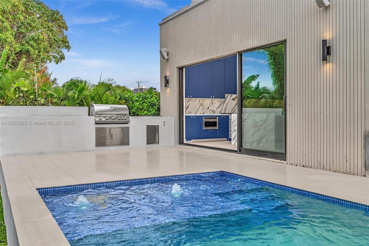 Exterior, Outdoor Kitchen, Pool