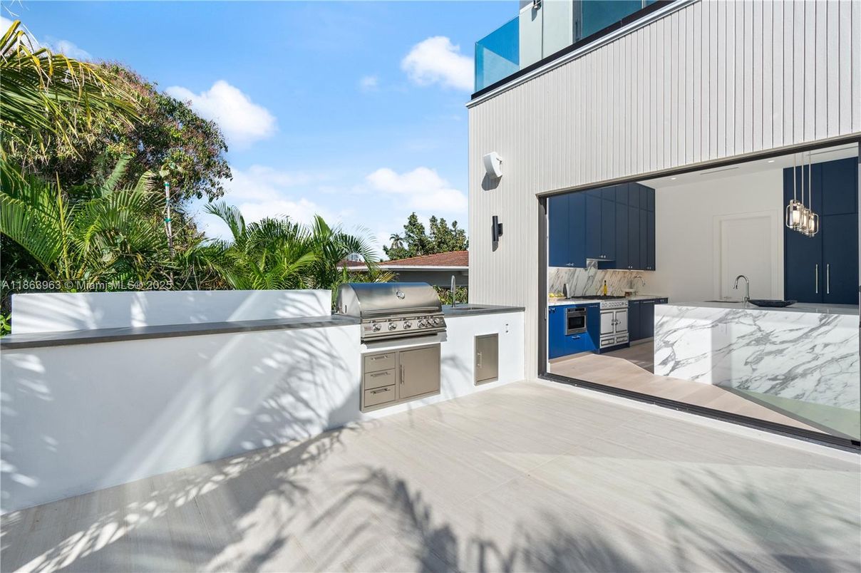 Exterior, Outdoor Kitchen