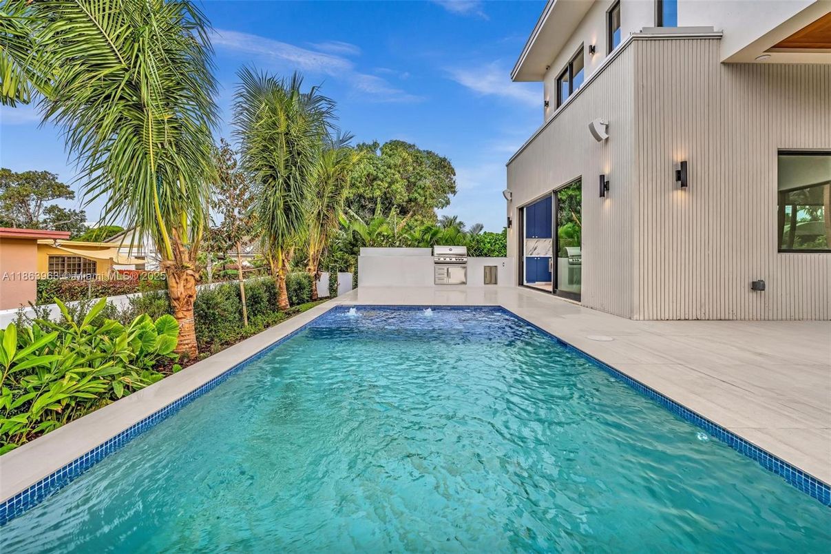 Exterior, Outdoor Kitchen, Pool
