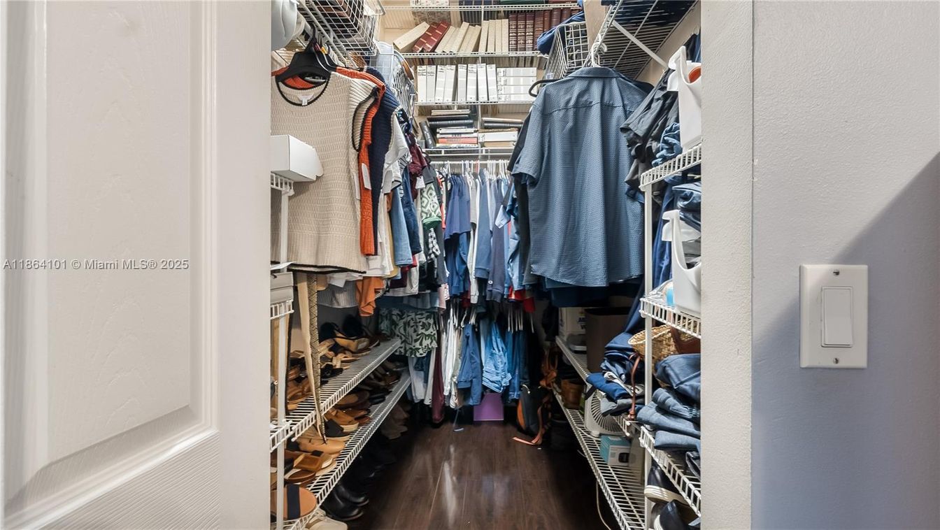 Interior, Walk-in Closets, Wood Texture Flooring