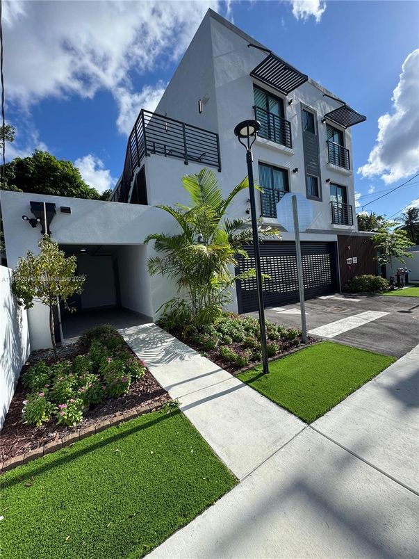 Attached, Exterior, Facade, Modern