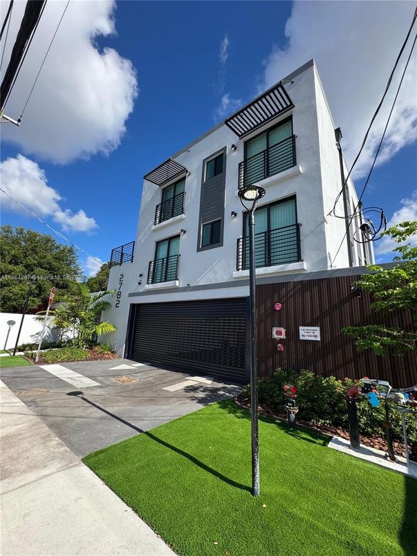 Attached, Exterior, Facade, Modern